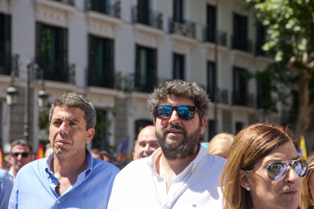 El presidente del PPCV y presidente de la Generalitat Valenciana, Carlos Mazón (i), y el presidente de la Región de Murcia, Fernando López Miras (d), durante una manifestación del PP, en la Puerta de Alcalá, a 26 de mayo de 2024, en Madrid (España). El Pa