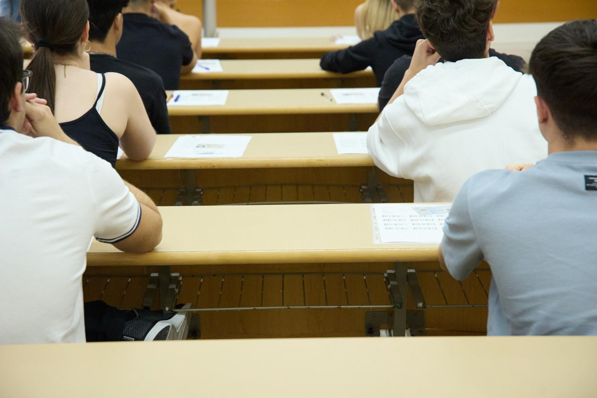 Alumnos en un aula al comienzo de un examen, el primer día de la Evaluación de Acceso a la Universidad (EvAU), en la Politécnica de la Universidad de Alcalá de Henares (Madrid)