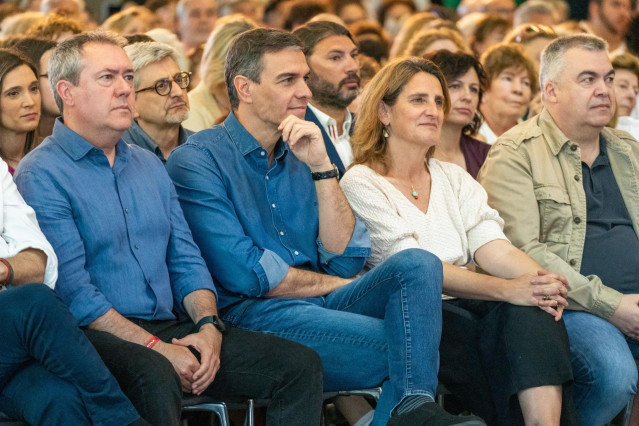 El presidente del Gobierno, Pedro Sánchez, (3d) junto a la candidata socialista europea Teresa Ribera,  (2d) y el secretario general del PSOE-A, Juan Espadas (2i) al comienzo del acto, a 25 de mayo de 2024, en Sevilla
