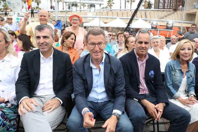 Archivo - (I-D) El candidato del PP a la Presidencia del Gobierno de Canarias, Manuel Domínguez; el presidente del Partido Popular, Alberto Nuñez Feijóo y el candidato del PP al Cabildo de Gran Canaria, Miguel Jorge Blanco, durante un mitin en Las Palmas