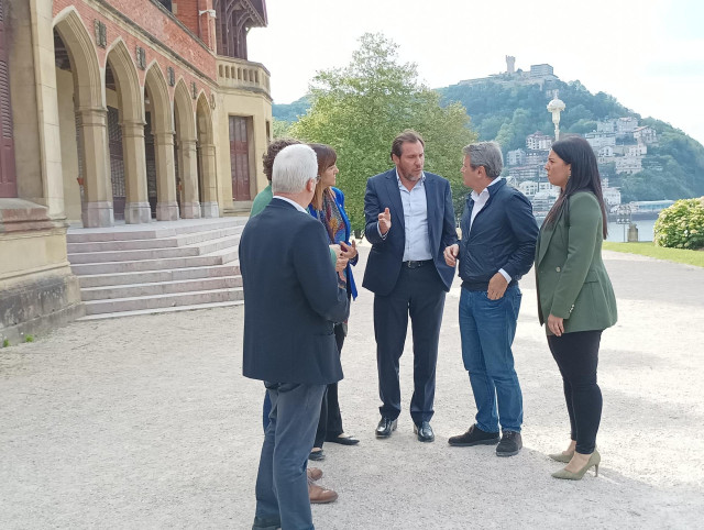 El ministro de Transportes y Movilidad Sostenible, Óscar Puente, instantes previos a un mitin en San Sebastián