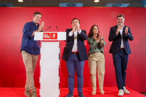 El ministro de Asuntos Exteriores, José Manuel Albares; el secretario xeral del PSdeG, José Ramón Gómez Besteiro; el candidato a las elecciones europeas Nicolás González y la alcaldesa de A Coruña, Inés Rey, en un mitin en A Coruña