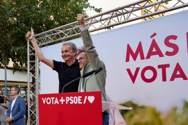 El expresidente del Gobierno, José Luis Rodríguez Zapatero, y el secretario general del PSOE de Extremadura, Miguel Ángel Gallardo, participan en un acto público en Almendralejo
