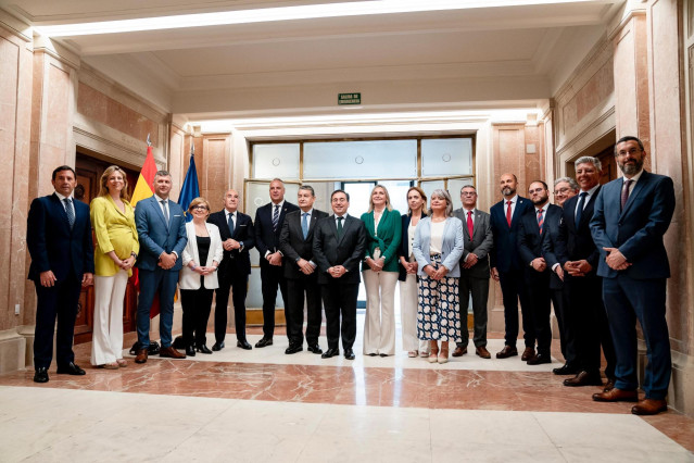 El ministro de Asuntos Exteriores, Unión Europea y Cooperación, José Manuel Albares (c); el consejero de la Presidencia, Interior, Diálogo Social y Simplificación Administrativa de la Junta de Andalucía, Antonio Sanz (7i); la presidenta de la Mancomunidad