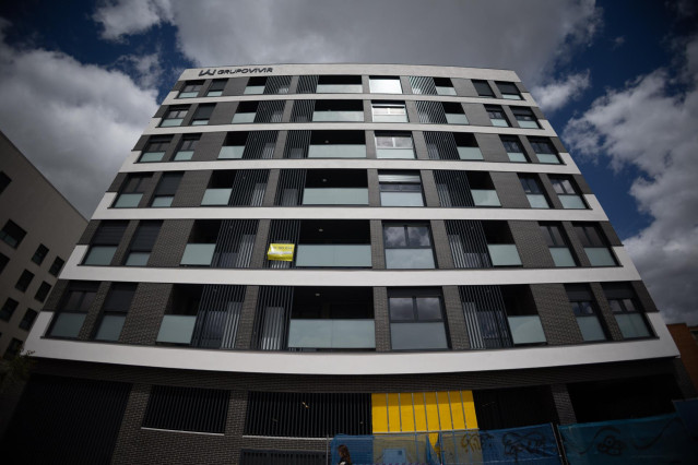 Archivo - Construcción de un bloque de viviendas, a 26 de abril de 2024, en Madrid (España). El Banco de España ha señalado durante esta semana, que se necesitaría sumar 600.000 viviendas hasta 2025 para equilibrar el mercado inmobiliario.