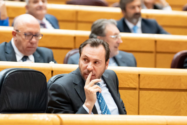 Archivo - El ministro de Transportes y Movilidad Sostenible, Óscar Puente, asiste a una sesión plenaria, en el Senado, a 12 de diciembre de 2023, en Madrid (España).