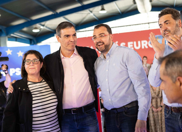 El secretario general del PSOE y presidente del Gobierno, Pedro Sánchez (2i), y el secretario general de la Federación Socialista Asturiana y presidente del Principado de Asturias, Adrián Barbón en un acto de campaña, en en Gijón, Asturias (España).
