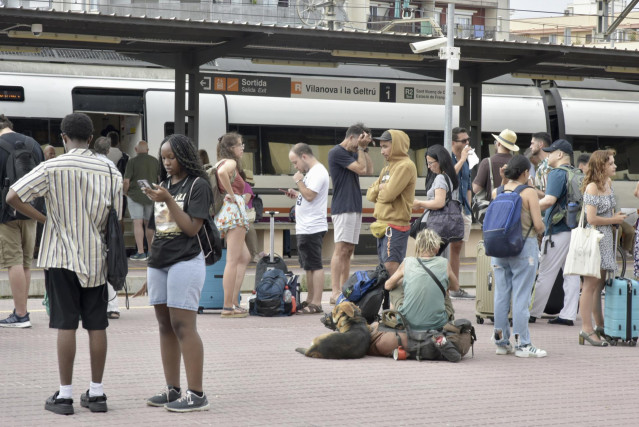 Archivo - Decenas de personas esperan a poder coger un tren en Vilanova i la Geltrú, una de las estaciones afectadas, a 16 de agosto de 2023, en Vilanova i la Geltrú, Barcelona, Catalunya (España).
