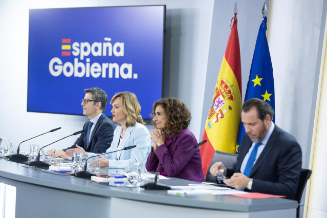 (I-D) El ministro de la Presidencia, Justicia y Relaciones con las Cortes, Félix Bolaños; la ministra de Educación y Formación Profesional, Pilar Alegría; la vicepresidenta cuarta y ministra de Hacienda, María Jesús Montero y el ministro de Transportes y