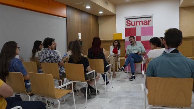 El Secretario De Estado Del Ministerio De Juventud E Infancia Y Responsable De Política Municipal De IU, Rubén Pérez Correa, Con Miembros De IU, De Sumar Y De Distintas Asociaciones.