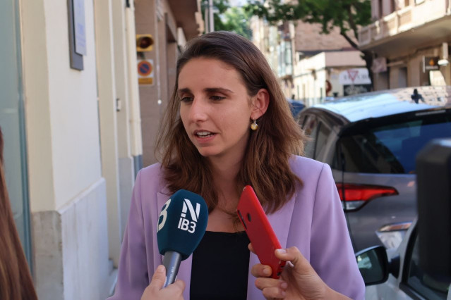 Archivo - La candidata de Unidas Podemos a la alcaldía de Palma, Lucía Muñoz, en declaraciones a los medios.