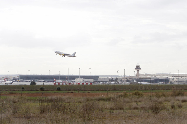 Archivo - Un avión despega en el aeropuerto de Palma.