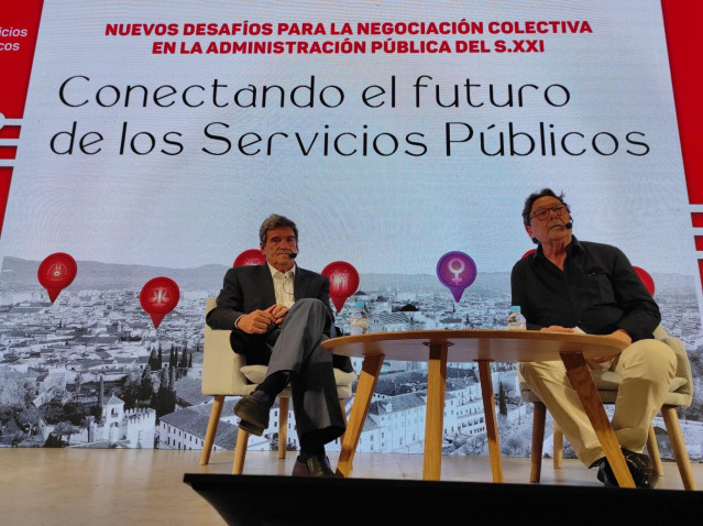 El ministro para la Transformación Digital y de la Función Pública, José Luis Escrivá (izda.), y el secretario general federal de UGT Servicios Públicos, Julio Lacuerda, en las jornadas de UGT en Córdoba.