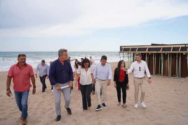 El presidente del PPCV y 'president' de la Generalitat, Carlos Mazón, visita la playa antes de mantener un encuentro con más de 100 propietarios de viviendas y de negocios de Tavernes de la Valldigna (Valencia)