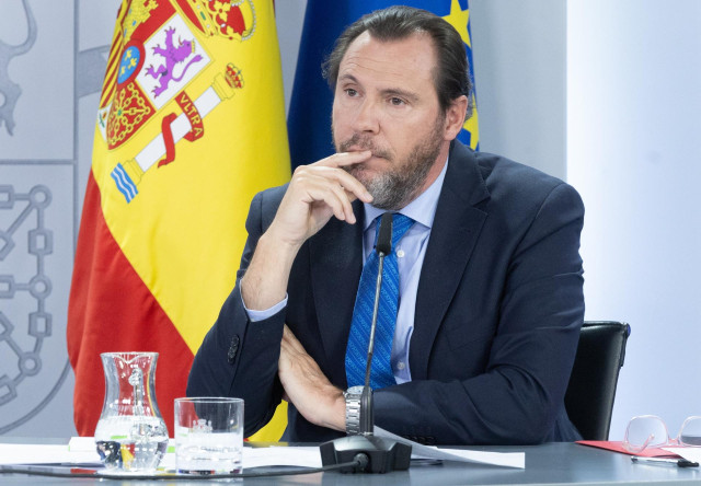 El ministro de Transportes y Movilidad Sostenible, Óscar Puente, durante una rueda de prensa posterior al Consejo de Ministros, en el Palacio de La Moncloa, a 4 de junio de 2024, en Madrid (España). El Gobierno, a propuesta del Ministerio de Juventud e In