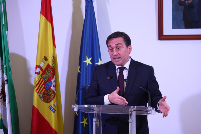 Albares en rueda de prensa tras reunirse con los alcaldes del Campo de Gibraltar en Algeciras.