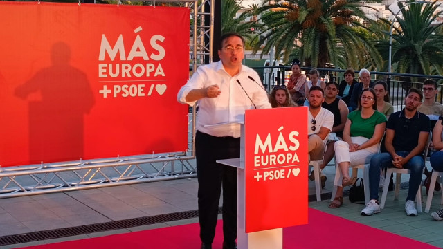 El ministro de Asuntos Exteriores, Unión Europea y Cooperación, José Manuel Albares, durante el mitin en San Roque.