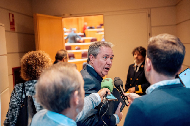 Archivo - El senador y secretario general del PSOE de Andalucía, Juan Espadas, atiende a los medios de comunicación durante una sesión plenaria en el Senado, a 10 de abril de 2024, en Madrid (España). El Pleno del Senado de hoy ha aprobado una iniciativa