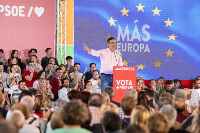 El secretario general del PSOE y presidente del Gobierno, Pedro Sánchez, participa en un acto de campaña, en el Pabellón de las Naciones de la Feria Internacional de Muestras de Asturias FIDMA, a 3 de junio de 2024, en Gijón, Asturias (España).