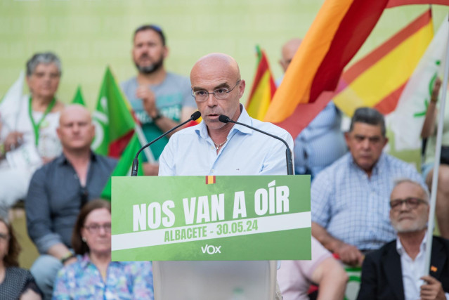 El candidato de Vox al Parlamento Europeo, Jorge Buxadé, en un mitin.