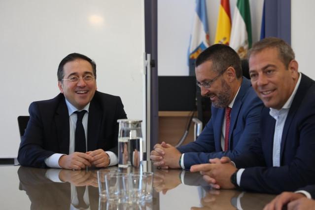 El ministro de Exteriores, José Manuel Albares, reunido con el alcalde de La Línea, Juan Franco, en el Ayuntamiento.