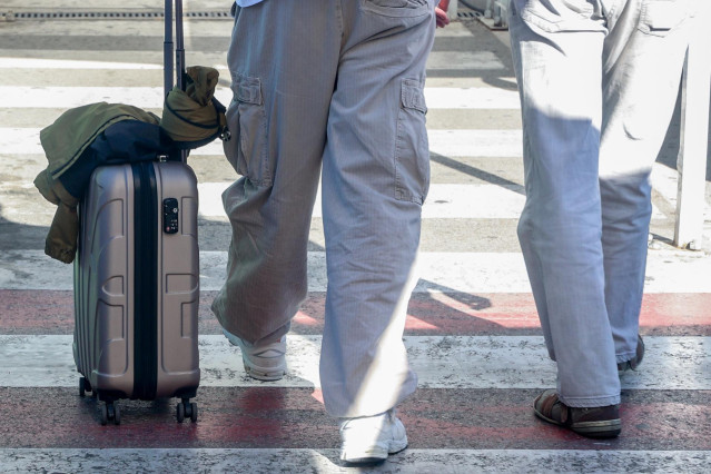 Archivo - Un hombre con una maleta a la salida del aeropuerto Adolfo Suárez-Madrid Barajas, a 4 de agosto de 2023, en Madrid (España). E