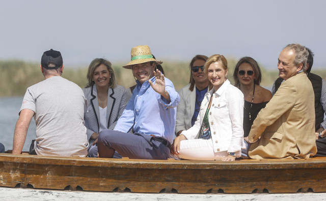 Los miembros del Consell, en un paseo en barca por l'Albufera tras el pleno