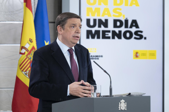 Archivo - Planas anima al sector lácteo a progresar hacia una producción 