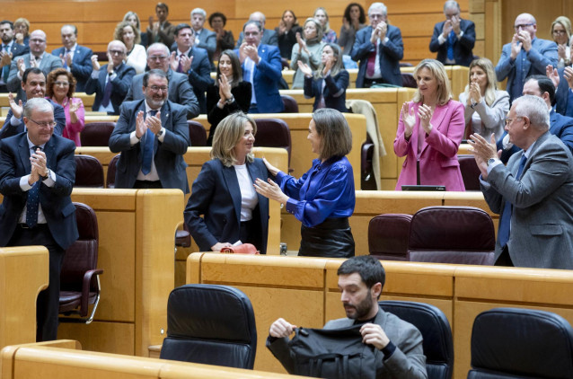 Archivo - La portavoz del PP en el Senado, Alicia García (i), y la secretaria general del Partido Popular, Cuca Gamarra (d), durante una sesión plenaria en el Senado, a 25 de enero de 2024, en Madrid (España). La reforma del artículo 49 de la Constitución