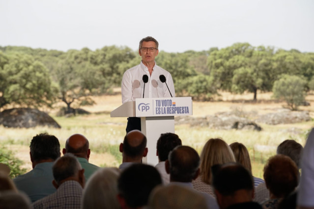El líder del PP, Alberto Núñez Feijóo, ofrece un mitin en Torremocha (Cáceres) junto a la presidenta de la Junta de Extremadura, María Guardiola.