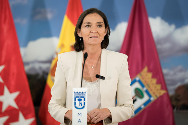 La portavoz del PSOE en el Ayuntamiento de Madrid, Reyes Maroto, ofrece una rueda de prensa durante un pleno del Ayuntamiento de Madrid