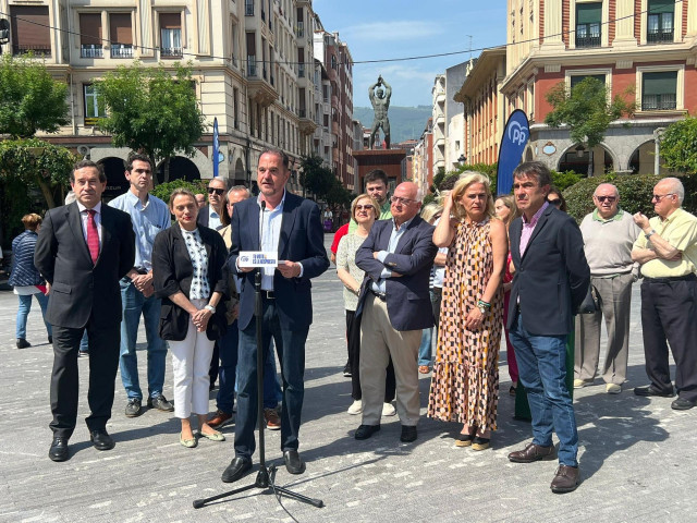Acto político del PP con los candidatos a las elecciones europeas Carlos Iturgaiz y Javier Zarzalejos en Barakaldo (Bizkaia).