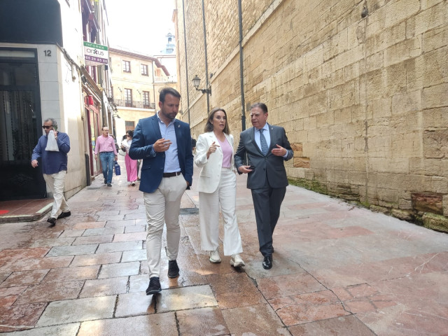 El presidente del PP de Asturias, Álvaro Queipo, la secretaria del PP, Cuca Gamarra y el alcalde de Oviedo, Alfredo Canteli.