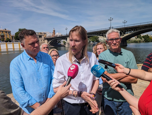 El portavoz de Podemos Pablo Fernández atiende a los medios en Sevilla.