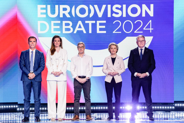 Los candidatos a presidir la Comisión Europea Sandro Gozi, Terry Reintke, Walter Baier, Ursula von der Leyen y Nicolas Schmit durante un debate, en el Parlamento Europeo