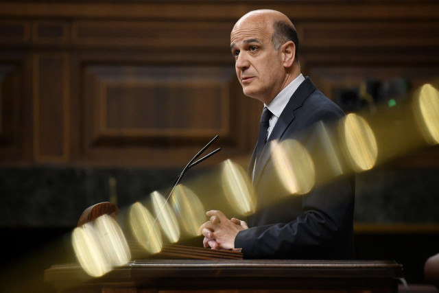 Archivo - El diputado de UPN Alberto Catalán.
