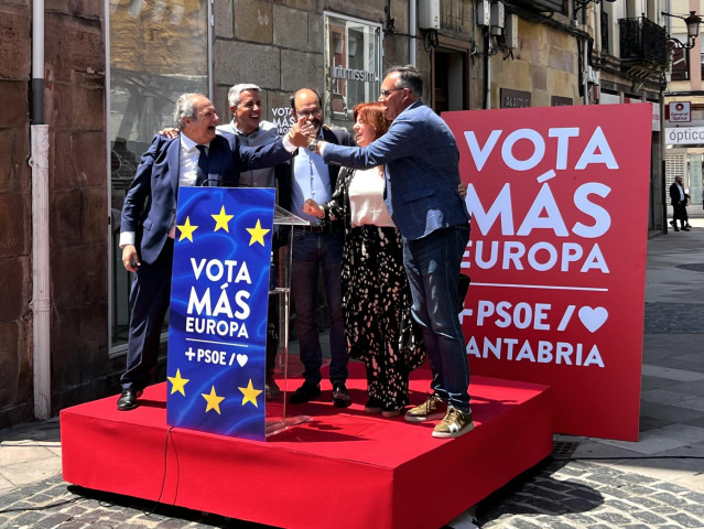 Acto electoral con el ministro de Industria y Turismo, Jordi Hereu, los candidatos cántabros a las europeas, Silvia Abascal y Raúl Pesquera, y los secretarios generales del PSOE en Cantabria y Torrelavega, Pablo Zuloaga y José Luis Urraca