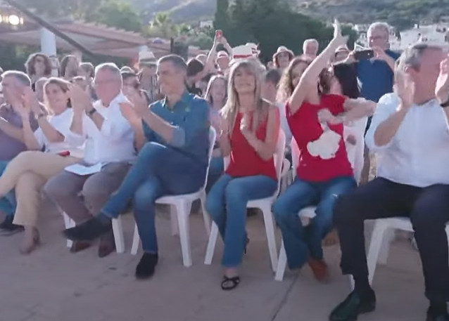 El presidente del Gobierno, Pedro Sánchez, junto a su mujer Begoña en el mitin de Benalmádena
