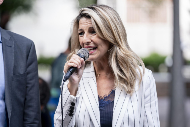La vicepresidenta segunda y líder de Sumar, Yolanda Díaz, durante su visita a la ciudad, en la plaza de los Abuelos, a 3 de junio de 2024, en Alcorcón, Madrid (España).