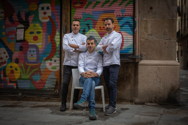 Archivo - Los chefs del restaurante Disfrutar Eduard Xatruch (d), Oriol Castro (i) y Mateu Casañas (centro);, durante la presentación del menú de Navidad de Vila Viniteca 2020, en Barcelona (España)