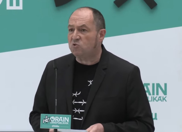 El cabeza de lista de EH Bildu para las elecciones europeas, Pernando Barrena, en Llodio