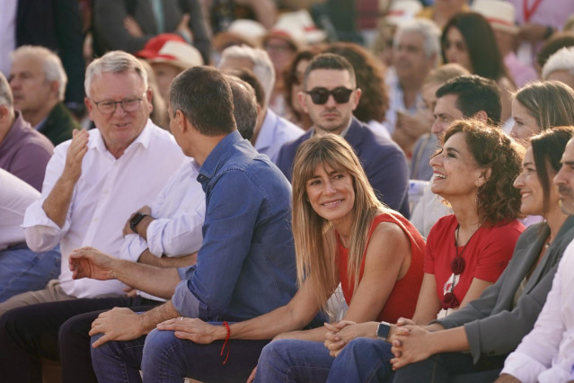 El secretario general del PSOE y presidente del Gobierno, Pedro Sánchez, junto a su mujer, Begoña Gómez, en un acto de campaña por el 9J. A 05 de junio de 2024, en Benalmádena, Málaga (Andalucía, España).