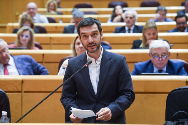 El ministro de Derechos Sociales y Agenda 2030, Pablo Bustinduy, durante una sesión de control al Gobierno, en el Senado, a 4 de junio de 2024, en Madrid (España).