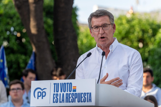 El presidente del PP, Alberto Núñez Feijóo, durante un acto de campaña de su partido, en la plaza de San Gonzalo de Sevilla, a 05 de junio de 2024, en Sevilla, Andalucía (España). Feijóo se ha desplazado a Sevilla para participar en el acto de campaña del
