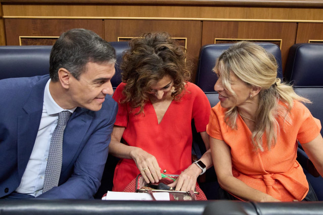 (I-D) El presidente del Gobierno, Pedro Sánchez; la vicepresidenta primera y ministra de Hacienda, María Jesús Montero y la vicepresidenta segunda y ministra de Trabajo, Yolanda Díaz.