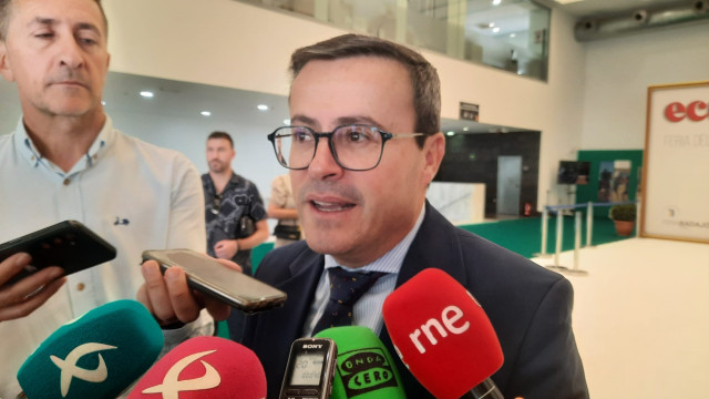 El presidente de la Diputación de Badajoz y secretario general del PSOE de Extremadura, Miguel Ángel Gallardo, atiende a los medios de comunicación