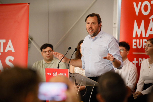 El ministro de Transportes y Movilidad Sostenible, Óscar Puente, durante un acto público de cara a las elecciones europeas del 9J en el Hotel Avenida, a 6 de junio de 2024 en Almería (Andalucía, España). El ministro de Transportes y Movilidad Sostenible,