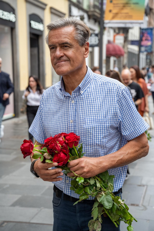 El candidato socialista a las elecciones europeas del 9 de junio en un paseo por las zonas comerciales de Las Palmas de Gran Canaria