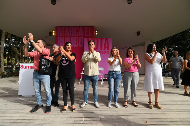 La vicepresidenta segunda, Yolanda Díaz, el coordinador de IU en Andalucí, Toni Valero, y el número cuatro de la lista de Sumar, Manu Pineda, al inicio de un mitin de Sumar en Málaga con motivo de las elecciones europeas.