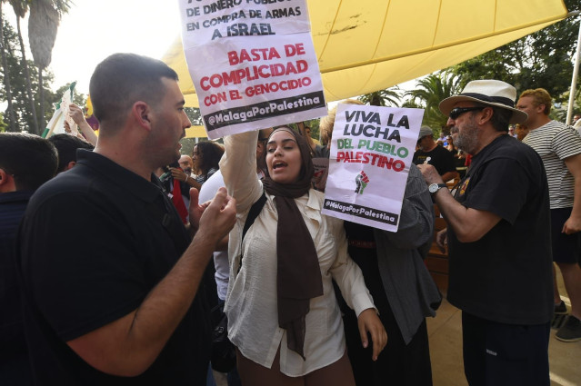 Un grupo de personas interrumpe momentáneamente el mitin de Sumar con consignas a favor de la causa palestina.